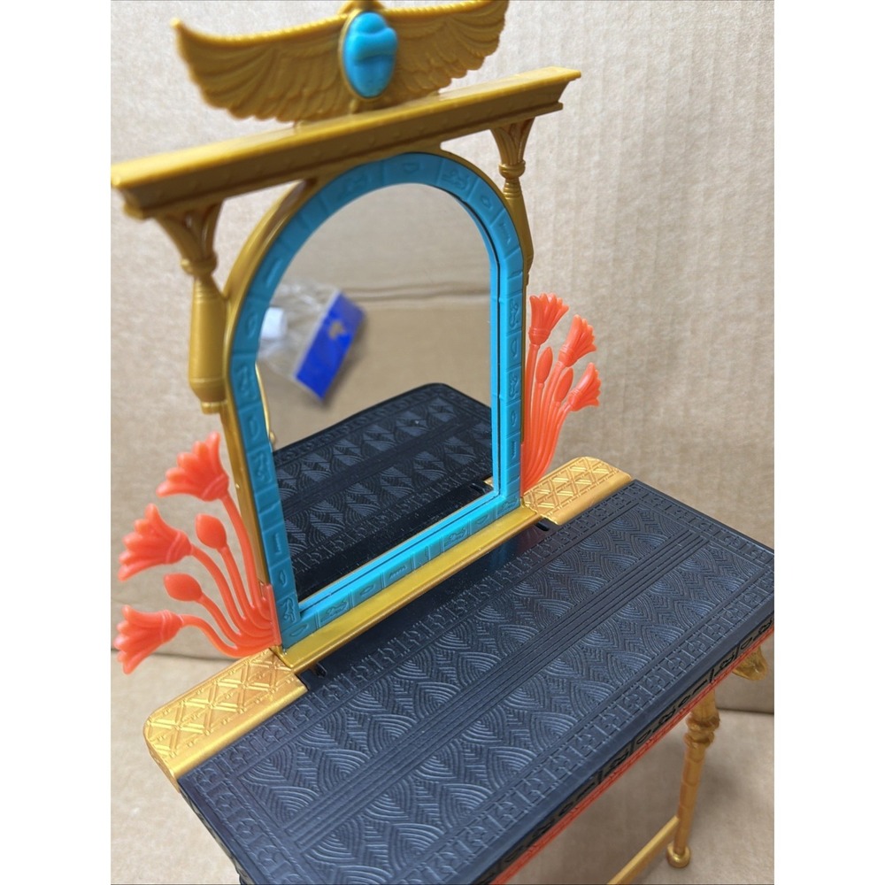 Monster High Doll G3 Cleo de Nile Self-scare Day Mirrored Vanity Table & Stool - Picture 3 of 9